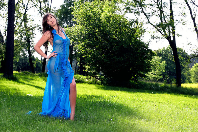 Conny In Fields Of Gold 12 800 534