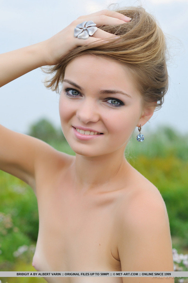 Bridgit A - Plevra 00 800x1205