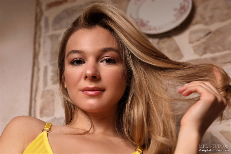 Stefani In About A Girl 03 800 533