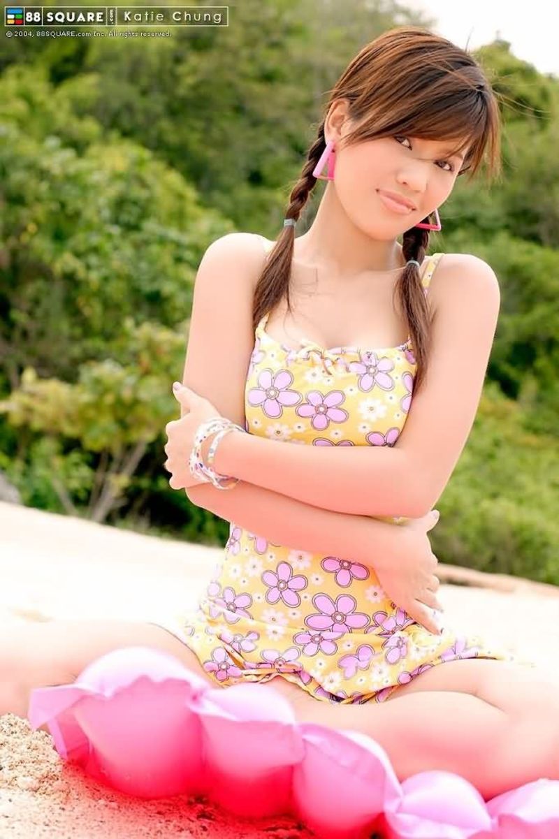 Sexy Katie Chung unveils her curves on the beach 03 