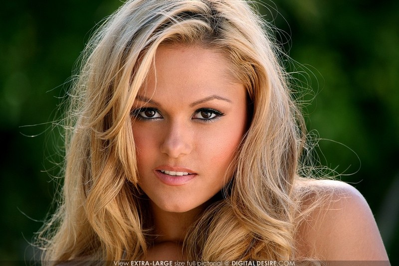 Arianna Armani pops her big nips out of her bikini 01 800x534