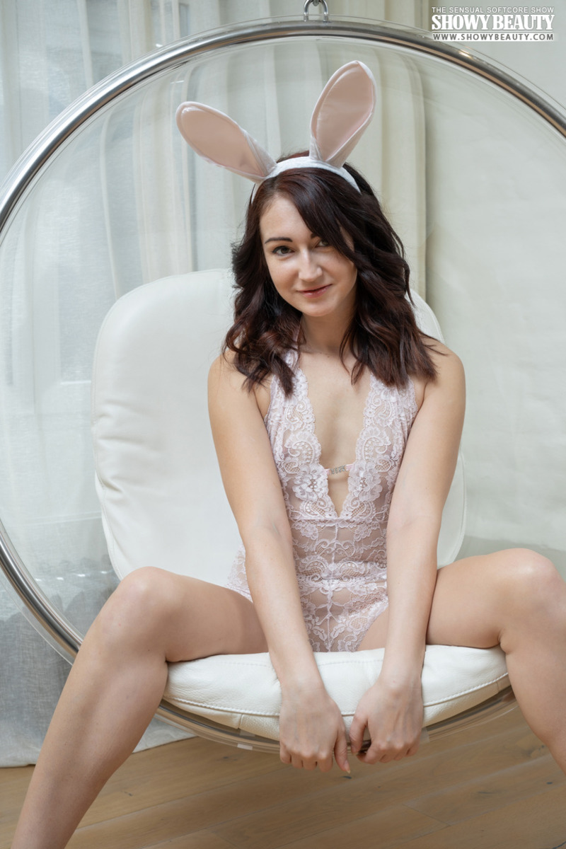 Amazing Brunette 00 800x1200