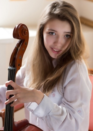 Milla In Violoncello