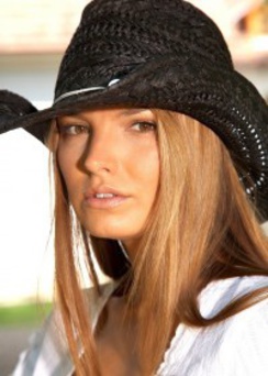 Suzie Carina