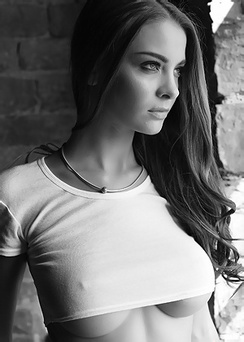 Heavy Chested Beauty Lucy - picture 4 / 15 | SexyKittenPorn