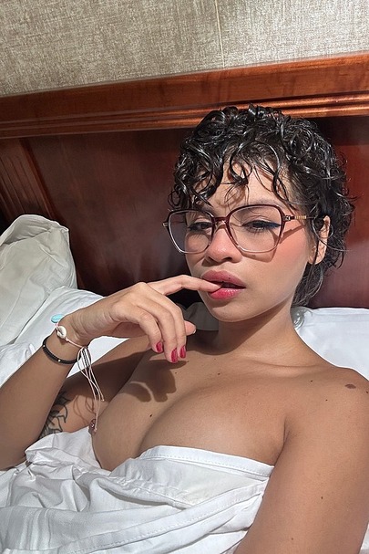Selfie 4U - From The Bed 00